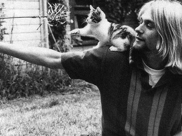 12. Kurt Cobain ve kedisi.