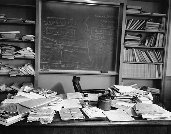 18. Einstein'ın ofisinden bir kare. Ölümünden yalnızca birkaç saat sonra çekilmiş.