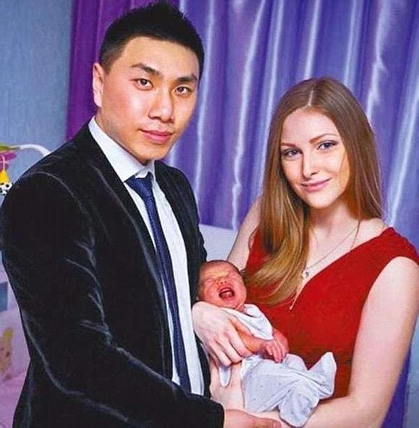 Ukrayna'nın Kharkiv şehrinde yaşayan çift ilk bebeğini 2014 yılında kucakladı.