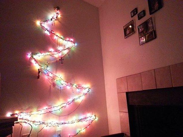 11. "3 yıl önce eşim, Noel ağacını bile karşılayamadığımız için yıkıldı ve ağlamaya başladı. Ben de birkaç lamba ödünç aldım ve evimiz için bunu yaptım. Hala ne kadar yol katettiğimizi görmek için her yıl gerçek ağacın yanına bunu da koyuyoruz."