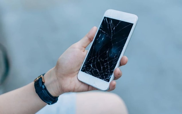 Matematik ve fizik araştırmacısı proje lideri Dr. Matthew Large telefon ekranlarınızın çok kırılgan olmasının sebebi dokunmatik sensörün indiyum kalay oksitten oluşması, diyor.