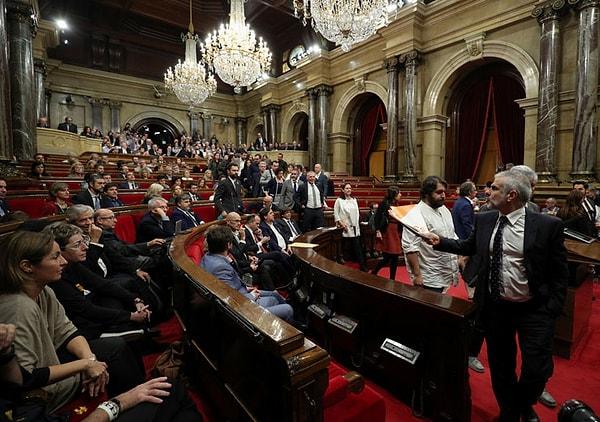 Parlamento oturumun başında ilk olarak yaptığı oylamada İspanya'dan ayrılmak için gerekli "anayasal sürecin" başlatılmasını da kabul etti.