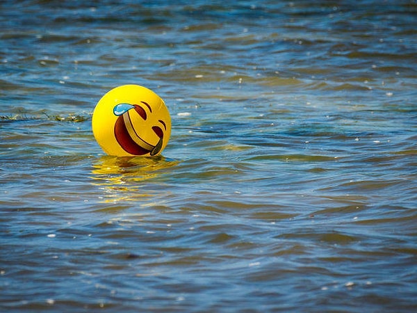 2. Находясь среди людей, вам нравится быть...