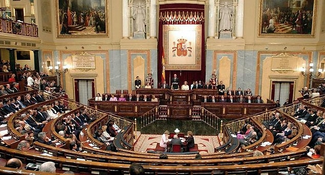 Karşı hamlede bulunan İspanya senatosu, Katalonya'yı doğrudan yönetme kararı aldı.