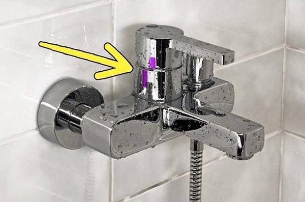 1. Duşta, doğru ısıyı yakaladığınızda musluğa bir işaret koyun.