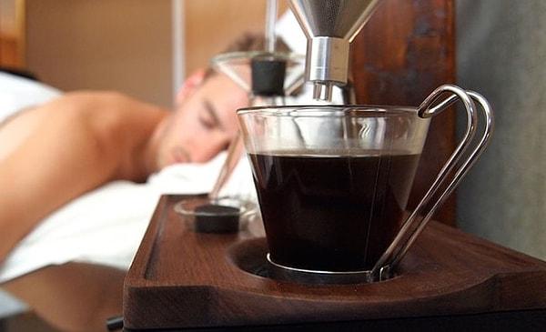9. Eğer çay, kahve içmeden uyanamıyorsanız demliğin, su ısıtıcısının ya da kahve makinesinin suyunu akşamdan doldurun.