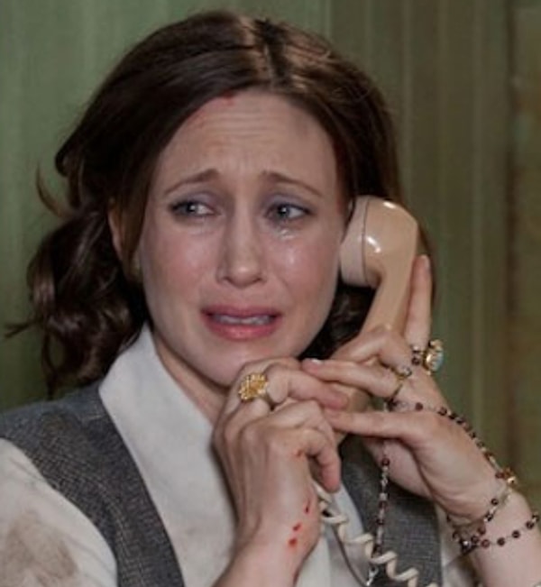 9. В первый день съемок "Заклятия" Вера Фармига обнаружила на теле три странные царапины.