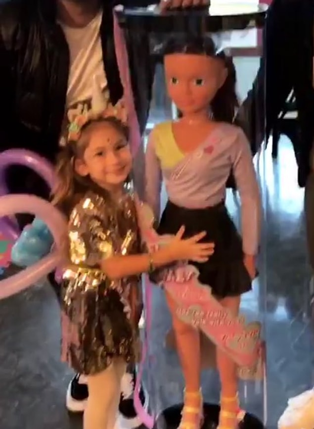 Şeyma Subaşı da tabii ki kızının doğum günü partisini anbean Instagram'dan paylaştı; story çizgilerinin uzunluğu yine fezaya kadar ulaştı.