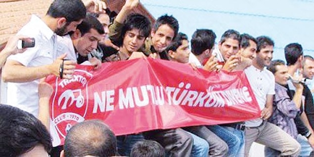 Taraftarlar sıkça Türkiye'ye de gönderme yapıyor.