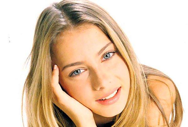7 Aralık 1981’de Denizli’de doğan eski model, üniversitede okurken eğitimine ara verdi ve 1998’de Elite Model Look Yarışması’na katıldı.