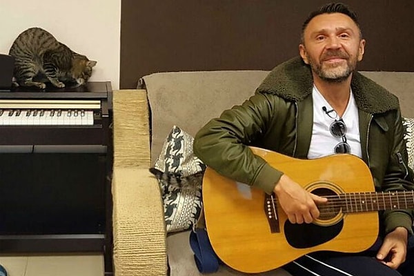 6. Это именно он помог старушке переехать из холодной конюшни в теплую квартиру со всеми удобствами.