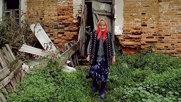 1. 30 лет 79-летняя пенсионерка Нина Дмитриевна из поселка «Лопатино», Брянская область, жила в конюшне XIX века, где даже не было отопления!