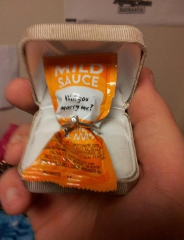 7. Но этот парень явно отличился. Кому вообще может прийти в голову надеть кольцо на пакетик с соусом?