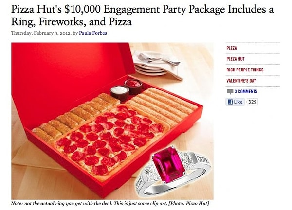 10. Да вы только посмотрите! Эта странная идея продвигается и на коммерческом уровне. Всего лишь за какие-то там 10 тыс. долларов можно приобрести "помолвочный" набор — кольцо, фейерверк и, разумеется, пиццу — куда же без нее!