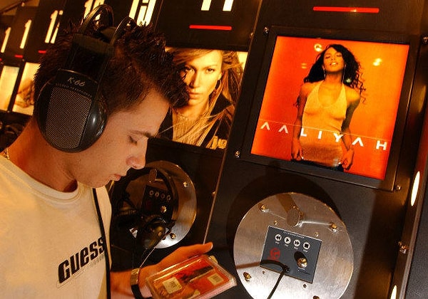 2. А как мы ходили в музыкальный магазин, чтобы послушать новые альбомы и понять, стоит ли их покупать?!