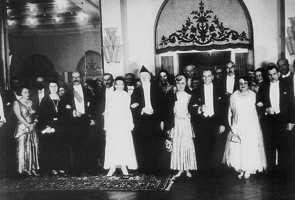 Yıllar içinde geleneksel olarak Ankara Palas’ta düzenlenmeye başlanan balolarda caz orkestraları sahne alıyordu. ‘Çok Yaşa Gazi Paşa Barı’nda kokteyller sunuluyordu.