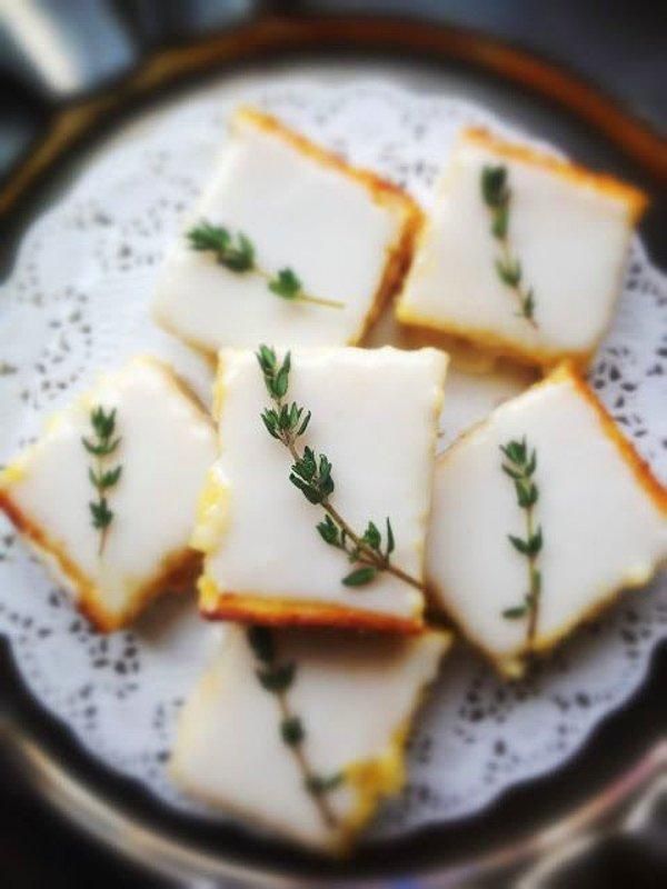8. Aromasını sevdiğiniz ve tatlılara yakıştırdığınız bir otu kurabiyelerinize dekor olarak ekleyebilirsiniz.