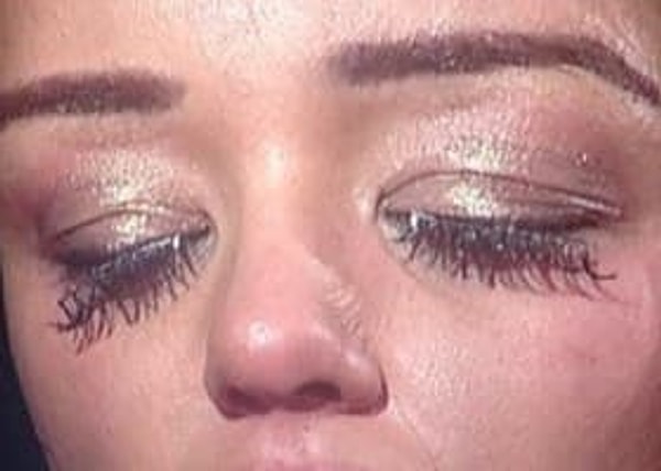 5. Дамы, покупайте только качественный клей для накладных ресниц!