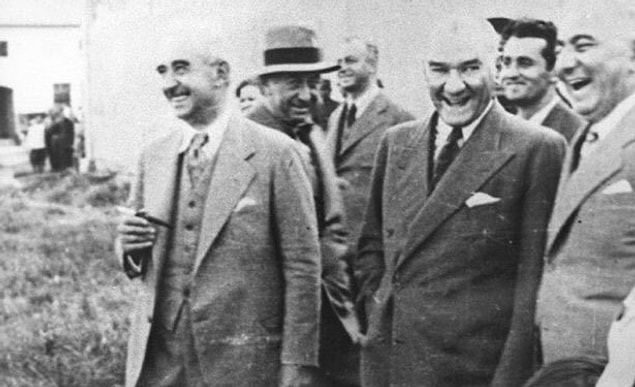 3. İsmet İnönü ile birlikte nasıl da güzel gülmüşler öyle...
