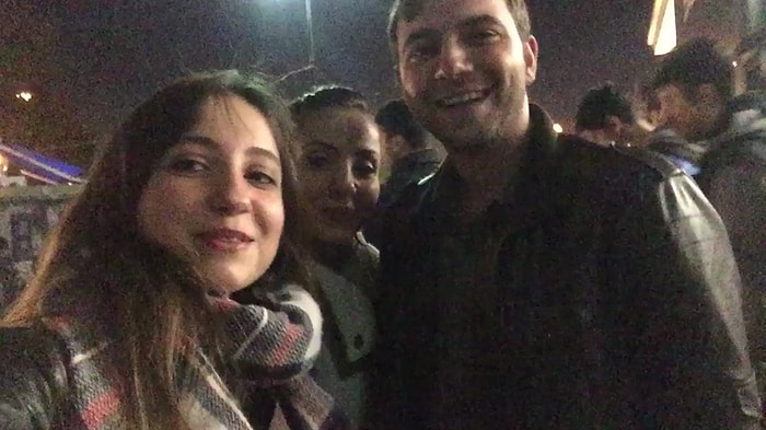 Kadıköy'de Yerde Telefon Bulan İnsanlar, Telefon Sahibine Küçük Bir Hediye Bırakırsa