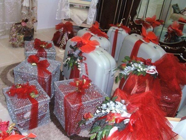 Tüm bunları paketlemeye yarayacak bir miktar kurdele, çiçek ve tül
