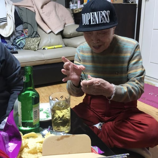 1. Hala alkol oyunlarının tadını çıkarabilen bu sevimli doksanlık amca 😍