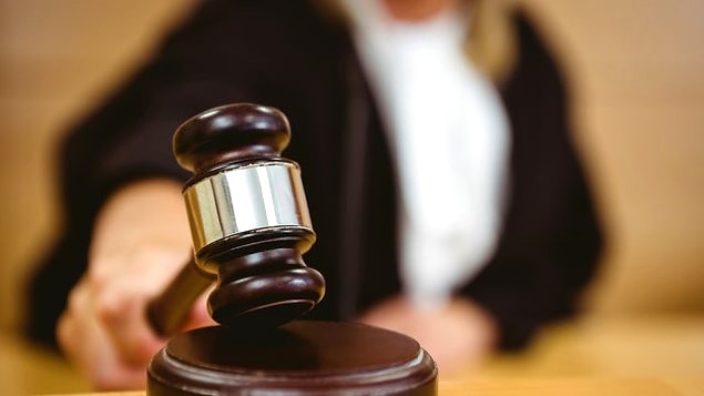 Mahkeme başkanı sanık V.A.'nın tutukluluğunun devamına hükmederken, eksikliklerin giderilmesi için duruşmayı erteledi.