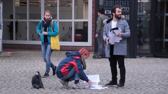 Türkiye vs Almanya: Kağıt Düşürerek İnsanlardan Yardım Bekleme Deneyi