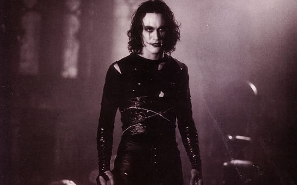 2. Brandon Lee 'The Crow' filminin setinde, kullanılan silahın içinde kurşun unutulunca ağır yaralandı ve hayatını kaybetti.