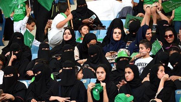 Suudi kadınların Kral Fahd Stadyumu'na alınmasına ilk defa geçen ay izin verilmişti.