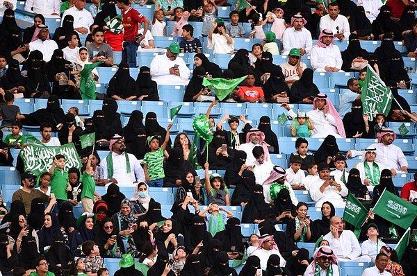Evet, önümüzdeki yıl Suudi Arabistan'da kadınlara stadyum yasağı kısmen kalkıyor. Gelişme sosyal  medyanın da gündeminde 📌