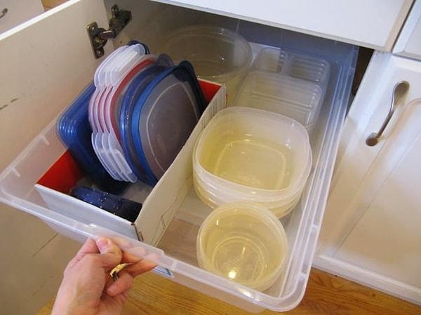 18. Plastik kutuları çekmecelere çevirin, böylece dolapların arkasına kolaylıkla ulaşın.