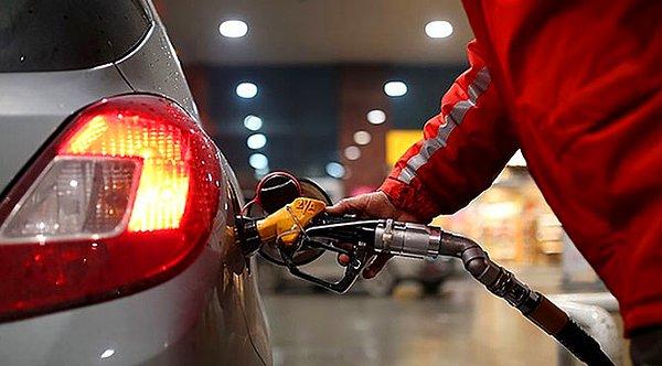 Son zamlarla birlikte İstanbul'da 1 litre benzinin ortalama litre fiyatı 5,5 litreye çıkıyor. Motorinde ise fiyat 4,93 TL olacak.