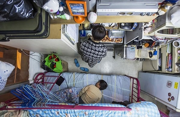 5. А вот в Гонконге женщина и ее сын живут в квартире площадью всего в 5,5 кв. м. Причем арендная плата за нее составляет 487 долларов.