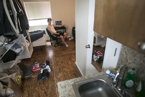 7. Живущий неподалеку Сингчул Ю согласен, что квартиры площадью 18 кв. м вполне хватает для нормального проживания, если живешь в ней один.