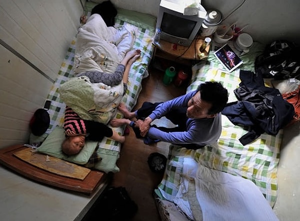 8. А в городе Хэфэй, Китай, к примеру, пациенты, которые не могут позволить себе отдельную койку в местной больнице, вынуждены находиться в комнатах площадью 7 кв. м, располагающихся в одном из зданий неподалеку.