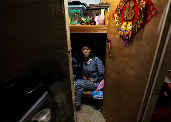 9. В Гонконге цены на недвижимость настолько высоки, что некоторые люди могут позволить себе комнату площадью всего лишь в 3 кв. метра.