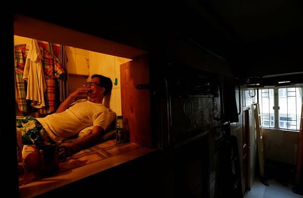 10. Саймон Вонг, 61-летний пенсионер, живет в одной из квартир, которые прозвали гробами. Гонконг, Китай.