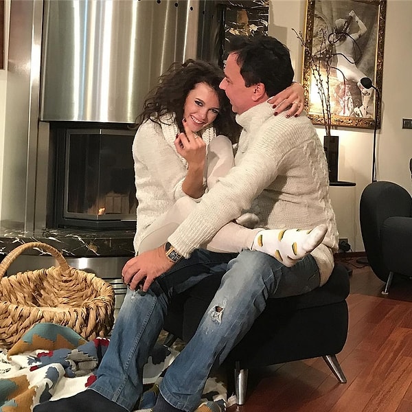 4. А это Лиза показывает кое-что всем хейтерам: