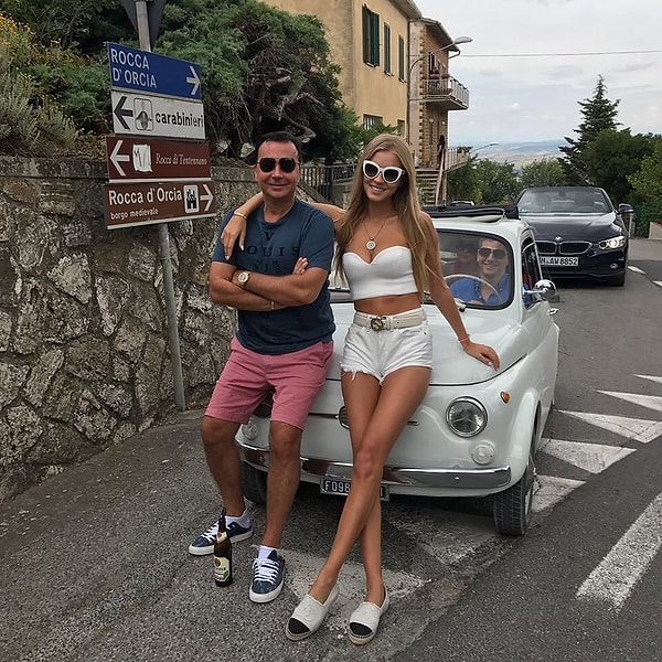 6. И вот мы уже видим Валентина с новой пассией, такой же молодой, но на этот раз блондинкой...