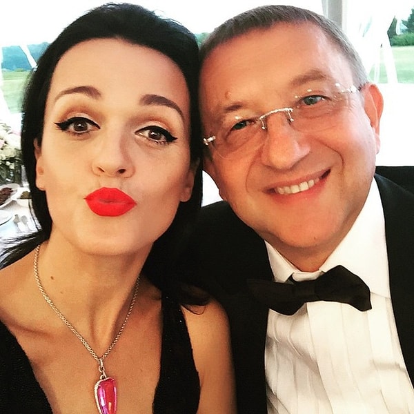 8. А это певица Слава и её гражданский муж, бывший генеральный директор ЗАО «Национальная Резервная Корпорация» Анатолий Данилицкий. Он старше жены на 28 лет.