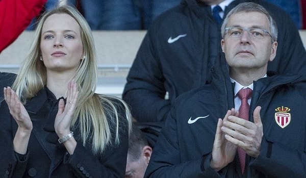 24. А это русский олигарх Дмитрий Рыболовлев и его новая подружка - модель Дарья Строкоус. Он живёт в Монако, а также является главным инвестором соответствующего футбольного клуба.