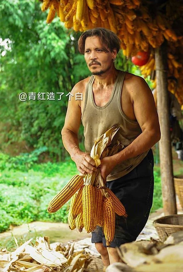 11. Джонни Депп уже устал смеяться над кукурузой...