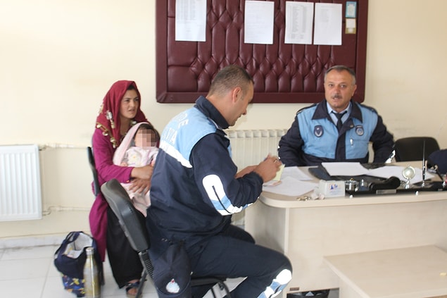 Üzerinden kimlik çıkmayan ve adını söylemeyen kadının kimliğini belirlemek isteyen zabıta, polisten yardım istedi.