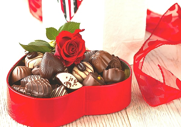 2. Пете и Коле купили по коробке конфет. В каждой коробке находится 12 конфет. Петя из своей коробки съел несколько конфет, а Коля из своей коробки съел столько конфет, сколько осталось в коробке у Пети. Сколько конфет осталось на двоих у Пети и Коли?