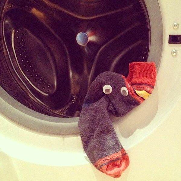 2. Artık çamaşır makinelerinin yediğine inandığımız çorapların tekleri