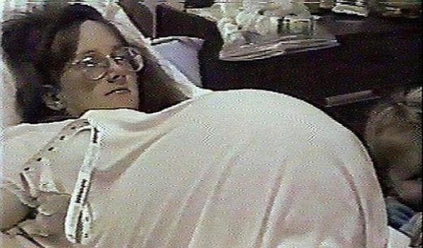 Бобби и Кенни Маккой жили ничем непримечательной жизнью в городке Де-Мойн, штат Айова. Супруги очень хотели детей, однако у Бобби были проблемы со здоровьем, из-за которых женщина долго не могла забеременеть.