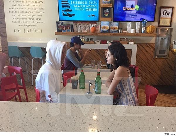 Selena ve Justin hafta sonu beraber yemek yerken görüntülendi. Birlikte kiliseye giden ikili, çıkışında Kaliforniya'da bir restoranda kahvaltı yaptı.