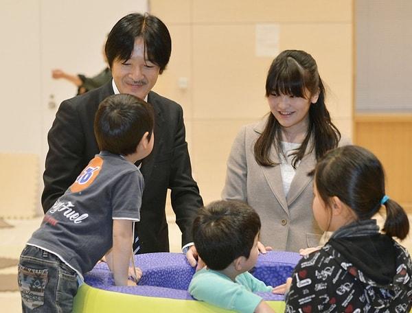 12. Japonya'da babalara ücretli izin olarak "52 hafta" veriliyor. Babalar olur da bu süreçte çalışırlarsa maaşlarının %60'ını alabiliyorlar.