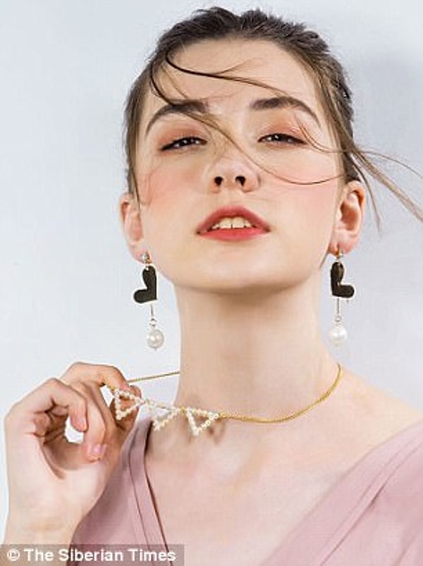 5. Официально девушка должна была работать лишь три часа в неделю.